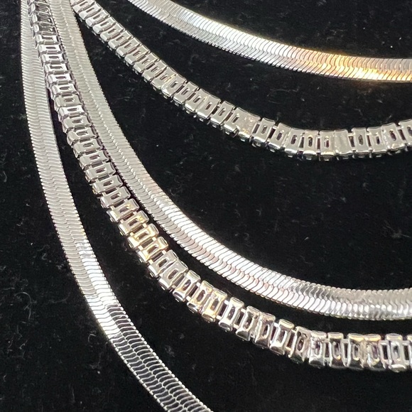 Glamorous Necklace and Earrings set. - Picture 4 of 9